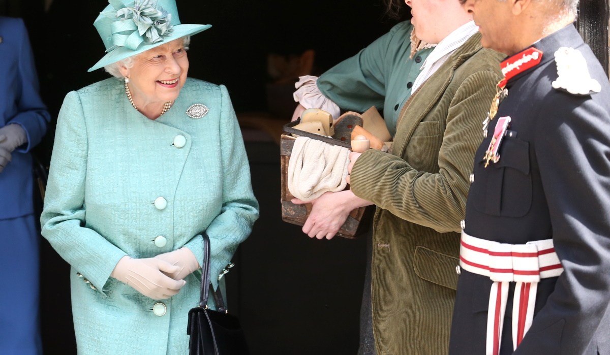 Bασίλισσα Ελισάβετ: Αυτή είναι η αγαπημένη της τσάντα – Πόσο κοστίζει και γιατί δεν την αλλάζει 50 χρόνια τώρα