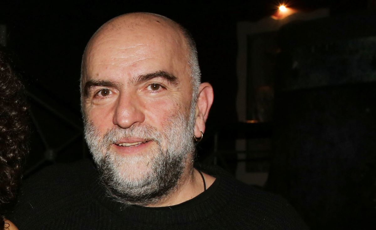 Μπάμπης Στόκας: «Είχα βαρεθεί να εξηγώ το όνομα “Πυξ Λαξ”. Μας μπέρδευαν με τους “Ζιγκ Ζαγκ”»