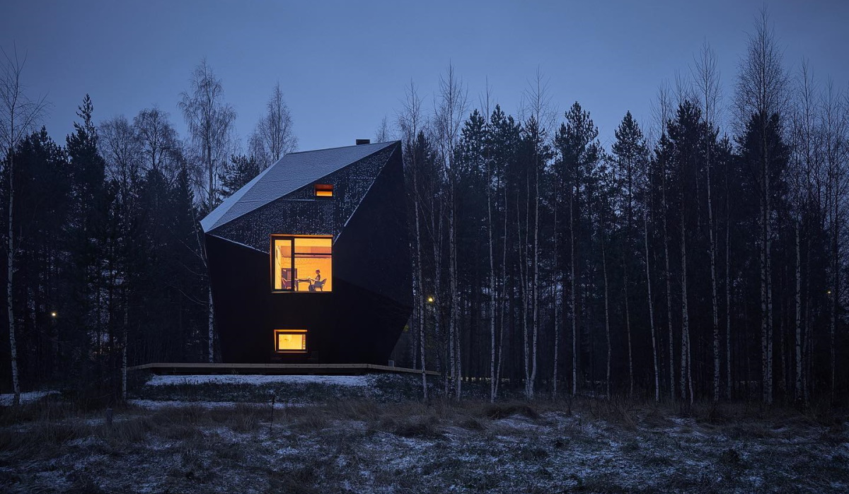Φινλανδία: Ένα σπίτι που αναδύεται ως μυστηριώδες αντικείμενο σε δάσος 