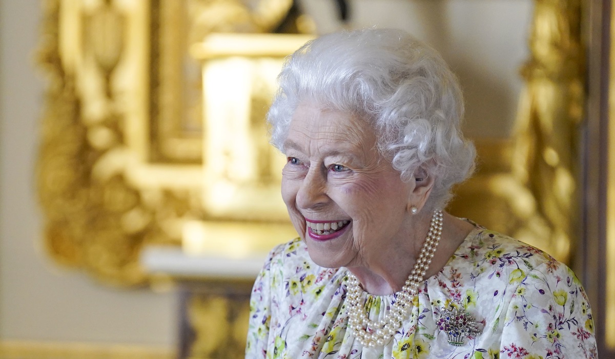 Βασίλισσα Ελισάβετ: Χαμογελαστή και κρατώντας μπαστούνι στα βασιλικά της καθήκοντα