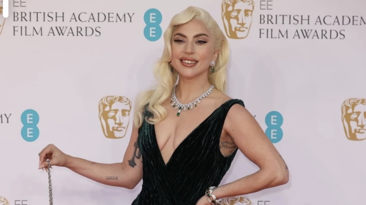 BAFTA 2022: Με ποιο beauty δίδυμο περπάτησε το κόκκινο χαλί η Lady Gaga