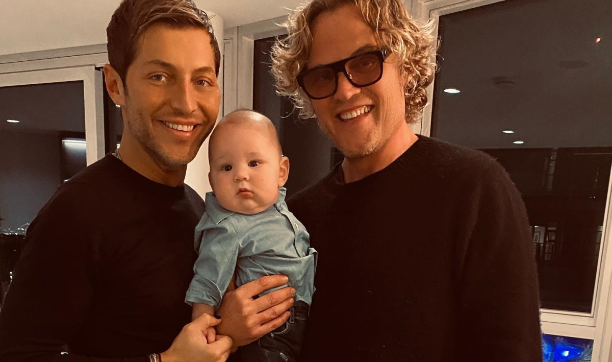Ο Ευάγγελος Μπούσης με τον σύντροφό του, Peter Dundas και τον γιο τους στη σκανδιναβική Vogue