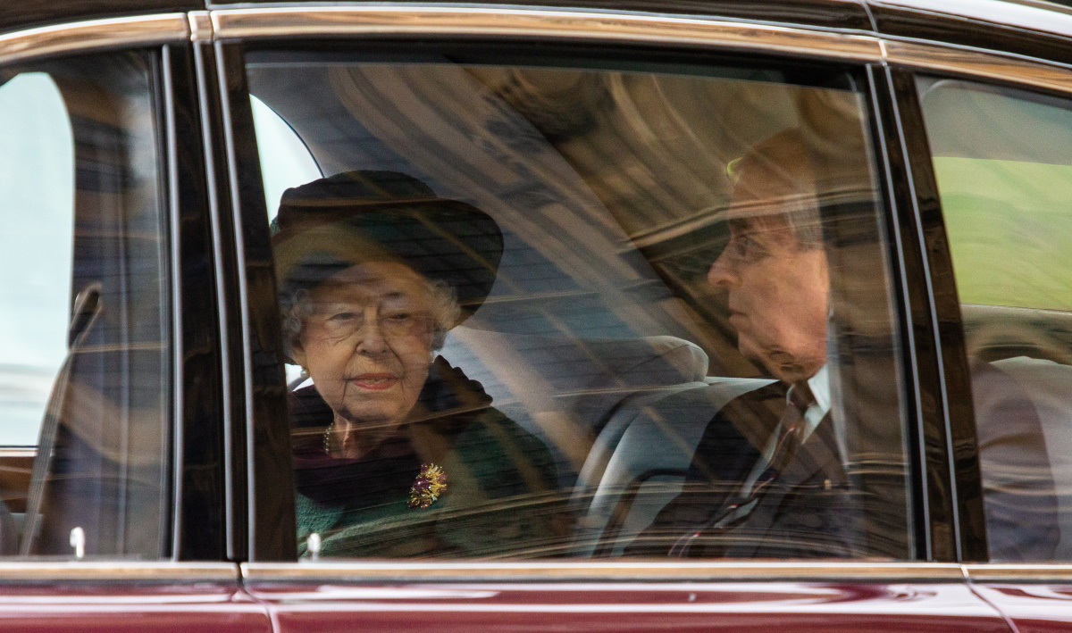 Βασίλισσα Ελισάβετ: Η στιγμή συγκίνησης στο μνημόσυνο του Φιλίππου και o λόγος που επέλεξε πράσινο φόρεμα