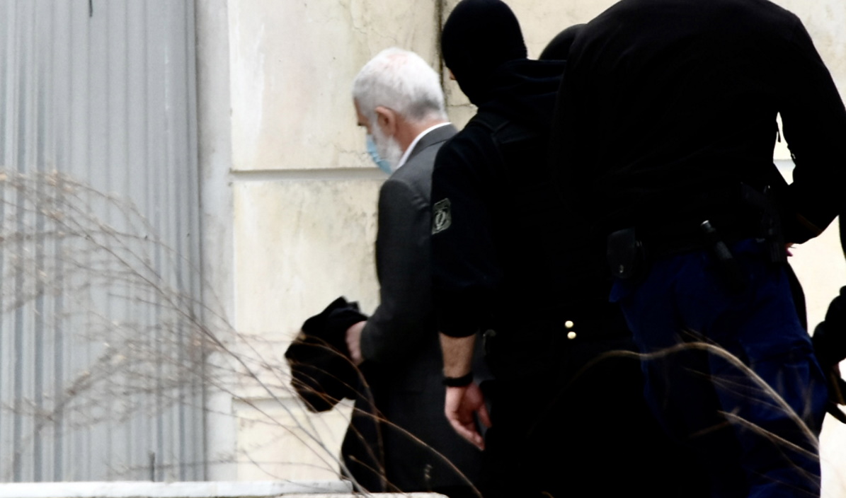 Πέτρος Φιλιππίδης: Βιαστικός και με χειροπέδες αποχώρησε από το δικαστήριο