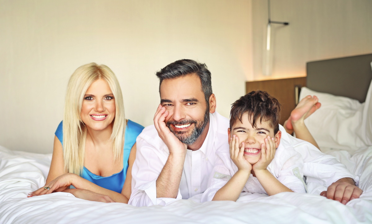 Γιώργος Καρτελιάς: Φωτογραφίζεται για πρώτη φορά με τη σύζυγό του και τον 6χρονο γιο τους