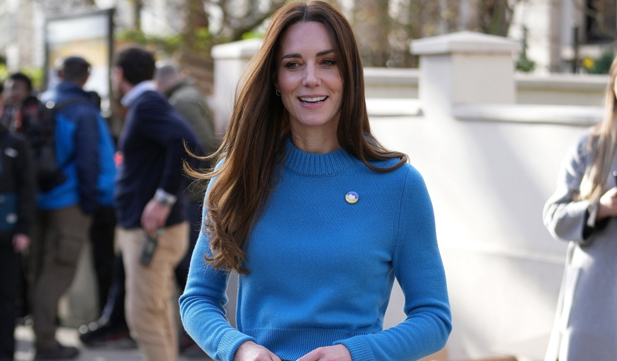 Δούκισσα Κάθριν: Νέα έξοδος με μπλε πουλόβερ αξίας 672 ευρώ