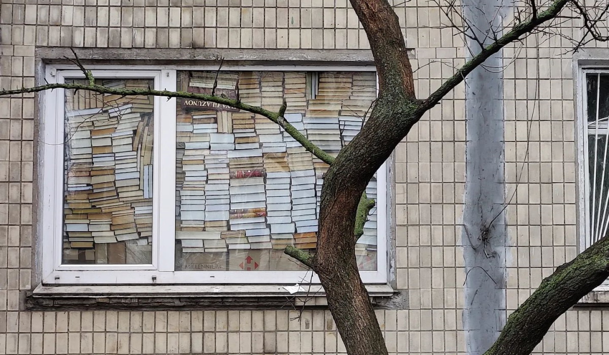 Ουκρανία: Ο άνθρωπος που τράβηξε τη viral φωτογραφία με τα βιβλία περιγράφει στο okmag τη στιγμή που την τράβηξε