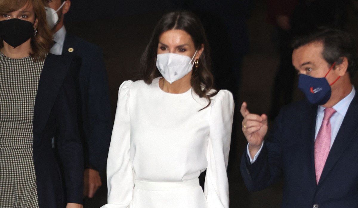 Bασίλισσα Λετίσια: Εντυπωσιακή εμφάνιση σε event μόδας με λευκό φόρεμα
