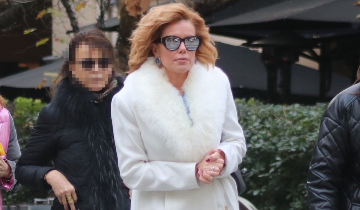 Ευγενία Μανωλίδου: Πώς συνδύασε το λευκό παλτό σε χαλαρή βόλτα στην Αθήνα