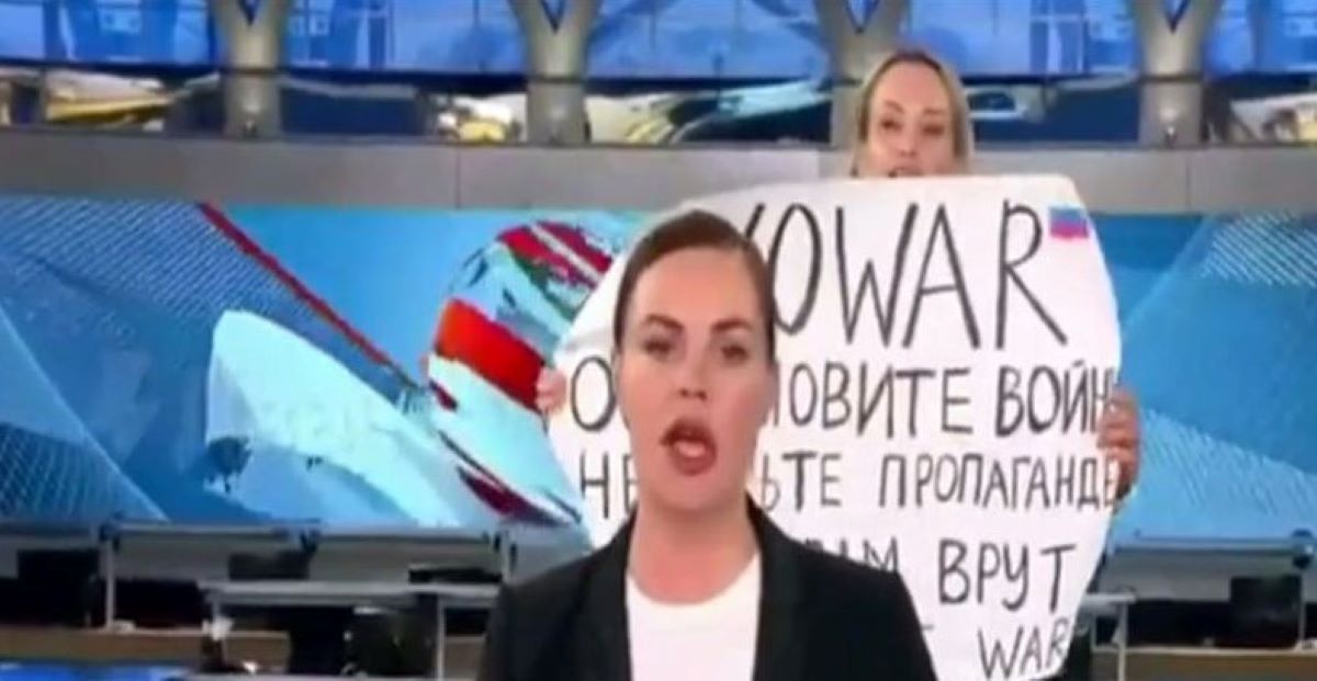 Ρωσία: Ελεύθερη η δημοσιογράφος που εισέβαλε με πλακάτ σε δελτίο ειδήσεων – Της επιβλήθηκε πρόστιμο