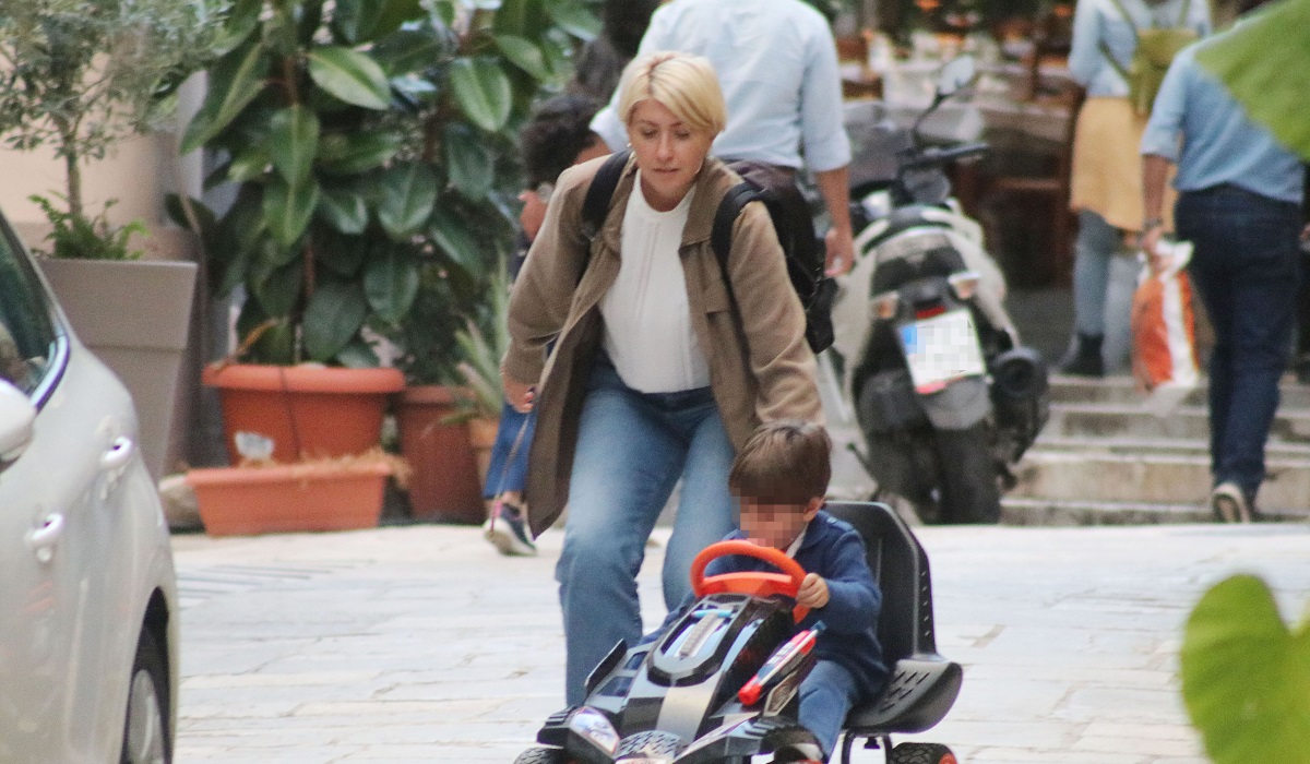 Σία Κοσιώνη: Έντυσε τσολιά τον γιο της, Δήμο