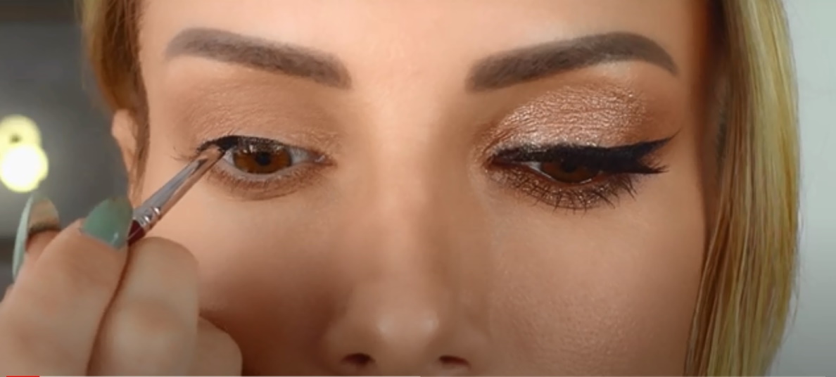 Πώς να κάνουμε την τέλεια γραμμή eyeliner – Η Βάσω Νακοπούλου μας δείχνει πώς να πετύχουμε το ιδανικό cat-eye