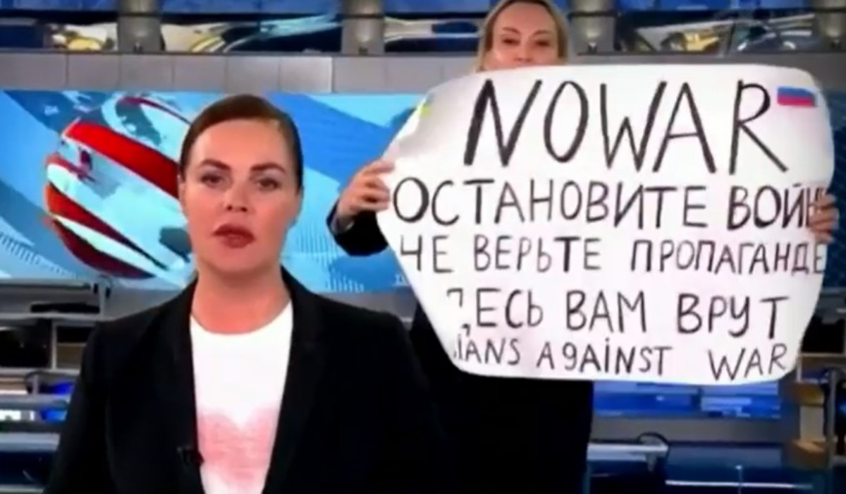 Αγνοείται η δημοσιογράφος που εισέβαλε στη ρωσική κρατική τηλεόραση με πανό κατά του πολέμου