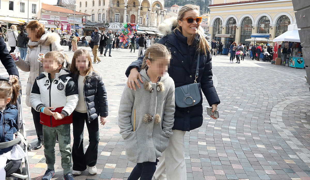 Μαριέττα Χρουσαλά: Με casual εμφάνιση στη βόλτα με τα παιδιά της στο Μοναστηράκι