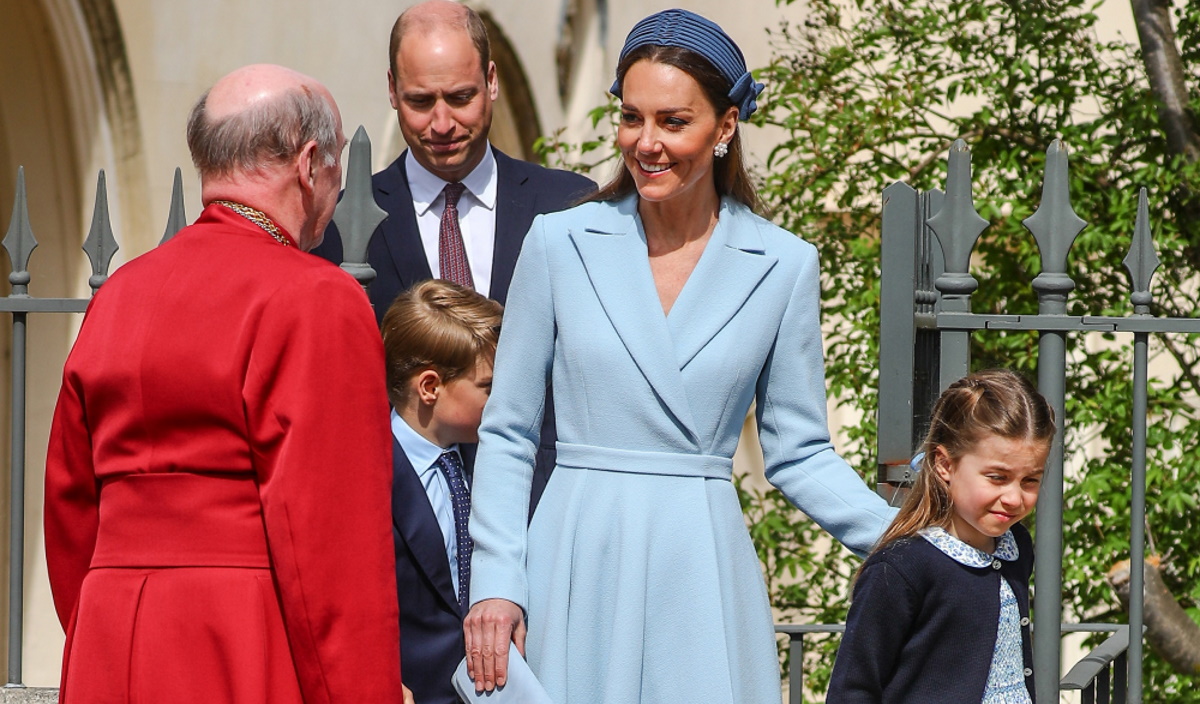 Δούκισσα Κάθριν: Με γαλάζιο σύνολο στη θεία λειτουργία του Πάσχα – Όλες οι λεπτομέρειες για το look της