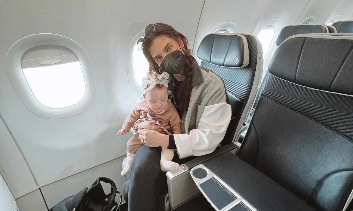 Χριστίνα Μπόμπα:  Παιχνίδια στο αεροπλάνο με την κόρη της, Φιλίππα