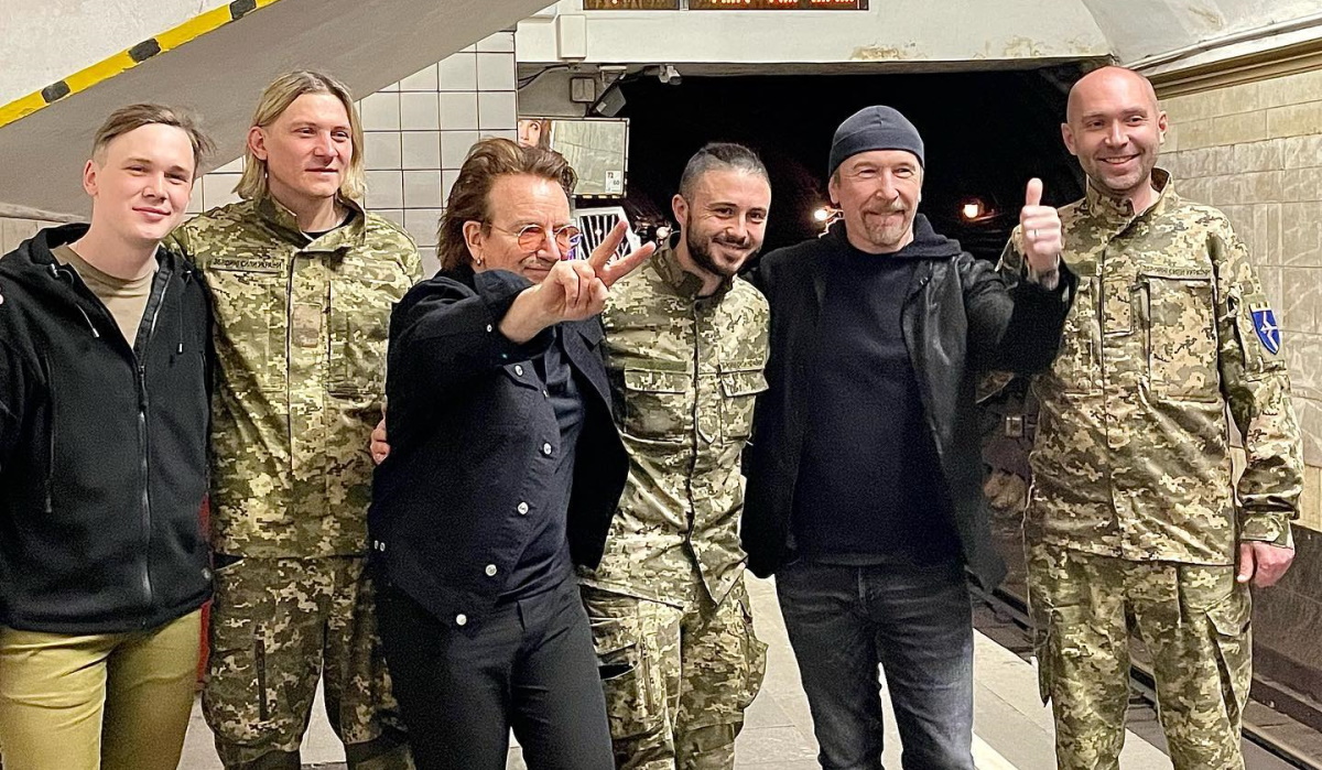 Τραγούδησαν για την ελευθερία: Οι U2 έκαναν μια συγκλονιστική συναυλία στο μετρό του Κιέβου
