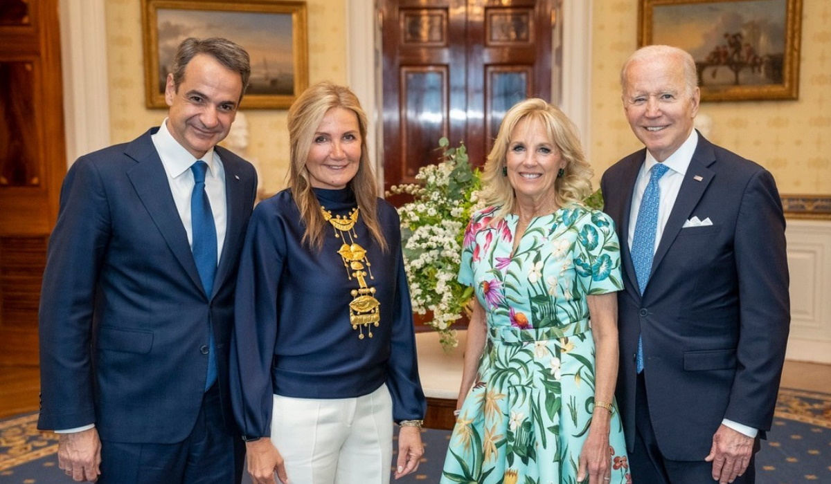Η ελληνική γραβάτα του προέδρου των ΗΠΑ και η συνάντηση της Μαρέβας Μητσοτάκη με την Τζιλ Μπάιντεν