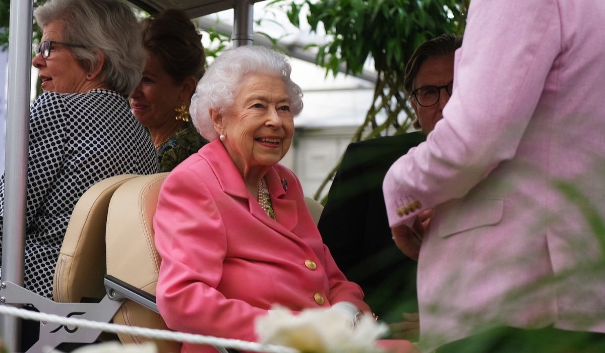 Βασίλισσα Ελισάβετ: Με ροζ πανωφόρι στην Ανθοκομική Έκθεση του Τσέλσι