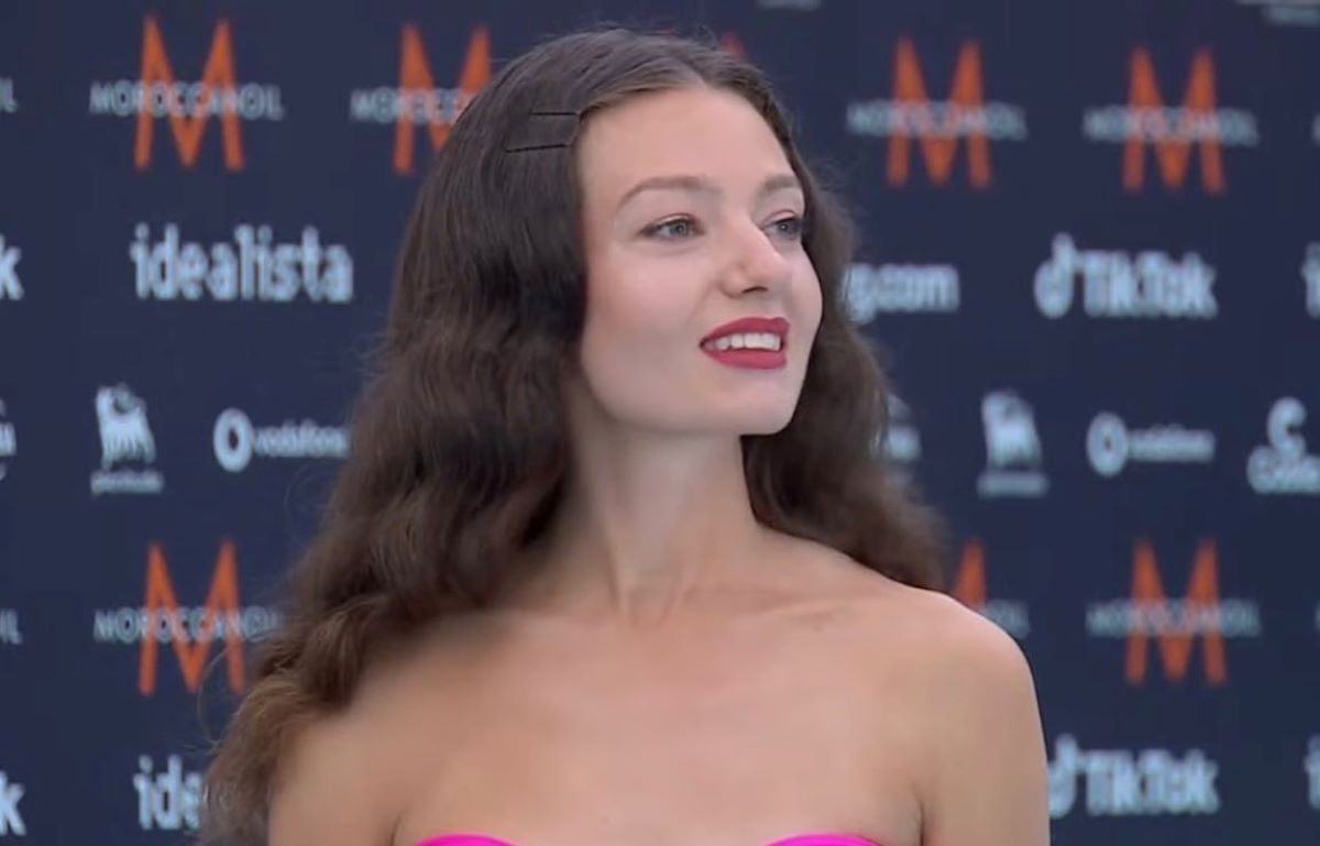Αμάντα Γεωργιάδη: Mε εκθαμβωτικό Celia Kritharioti φόρεμα στο Τιρκουάζ Χαλί της Eurovision 2022