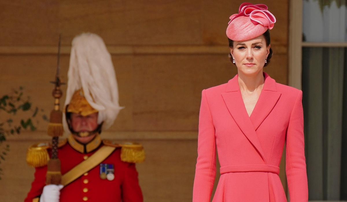 Δούκισσα Κάθριν: Νέα chic εμφάνιση με κοραλλί φόρεμα – Ποιος οίκος το υπογράφει