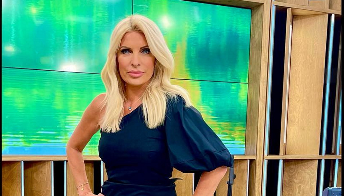 Ελένη Μενεγάκη: Με grecian μαύρο φόρεμα, ιδανικό για τις καλοκαιρινές μας εξόδους – Πόσο κοστίζει