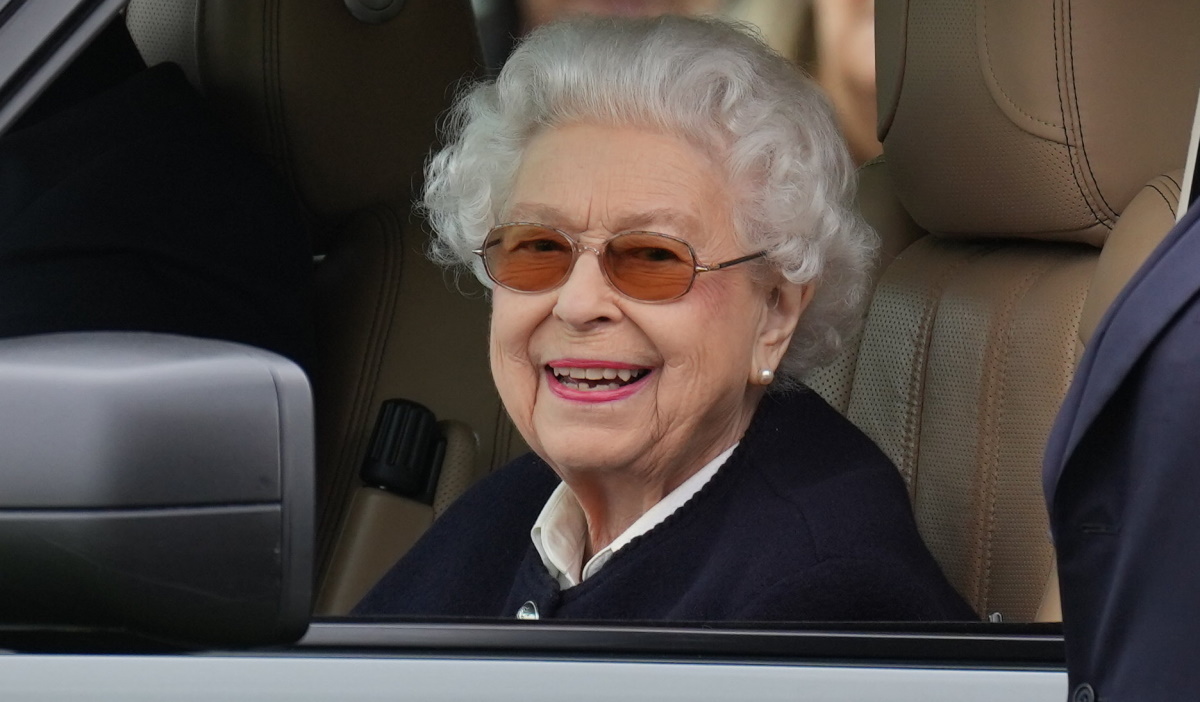 Βασίλισσα Ελισάβετ: Η δημόσια εμφάνισή της μετά από καιρό, με μπαστούνι και μαντήλι στο κεφάλι
