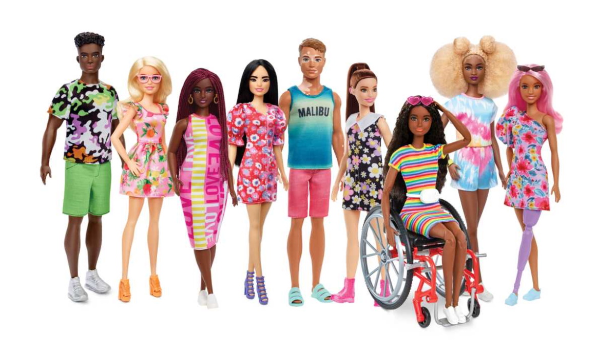 Η Barbie παρουσιάζει την πρώτη κούκλα με ακουστικά βαρηκοΐας και την κούκλα Ken με λεύκη