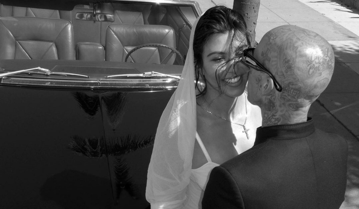 Κόρτνεϊ Καρντάσιαν – Τράβις Μπάρκερ: Οι 9 ασπρόμαυρες φωτογραφίες που μοιράστηκαν από τον γάμο τους