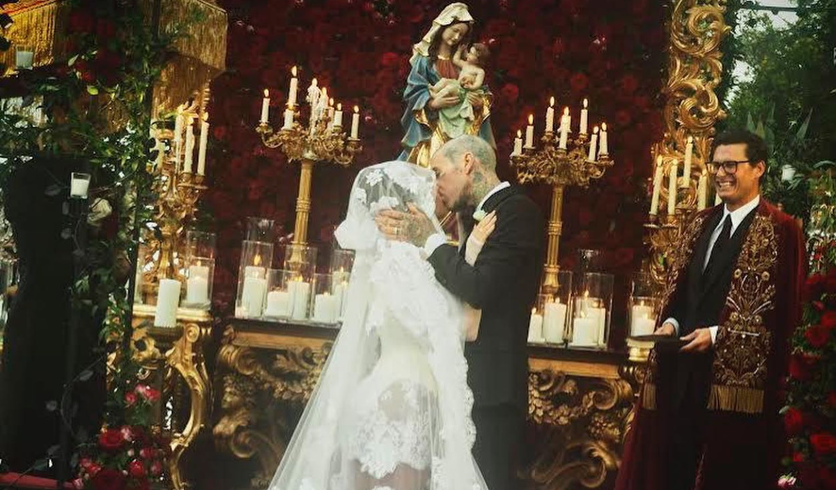 Κόρτνεϊ Καρντάσιαν: Η αλλαγή στο Instagram της μετά τον γάμο και τα ροδοπέταλα στο κρεβάτι