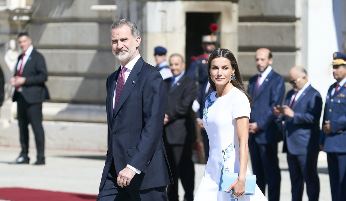 Τρίτωσε! Η βασίλισσα Λετίσια επέλεξε ξανά το ίδιο χρώμα με την καλεσμένη της στη Μαδρίτη