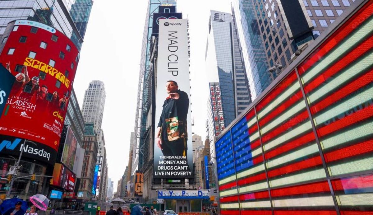 Mad Clip: Μπήκε σε billboard στην Times Square της Νέας Υόρκης