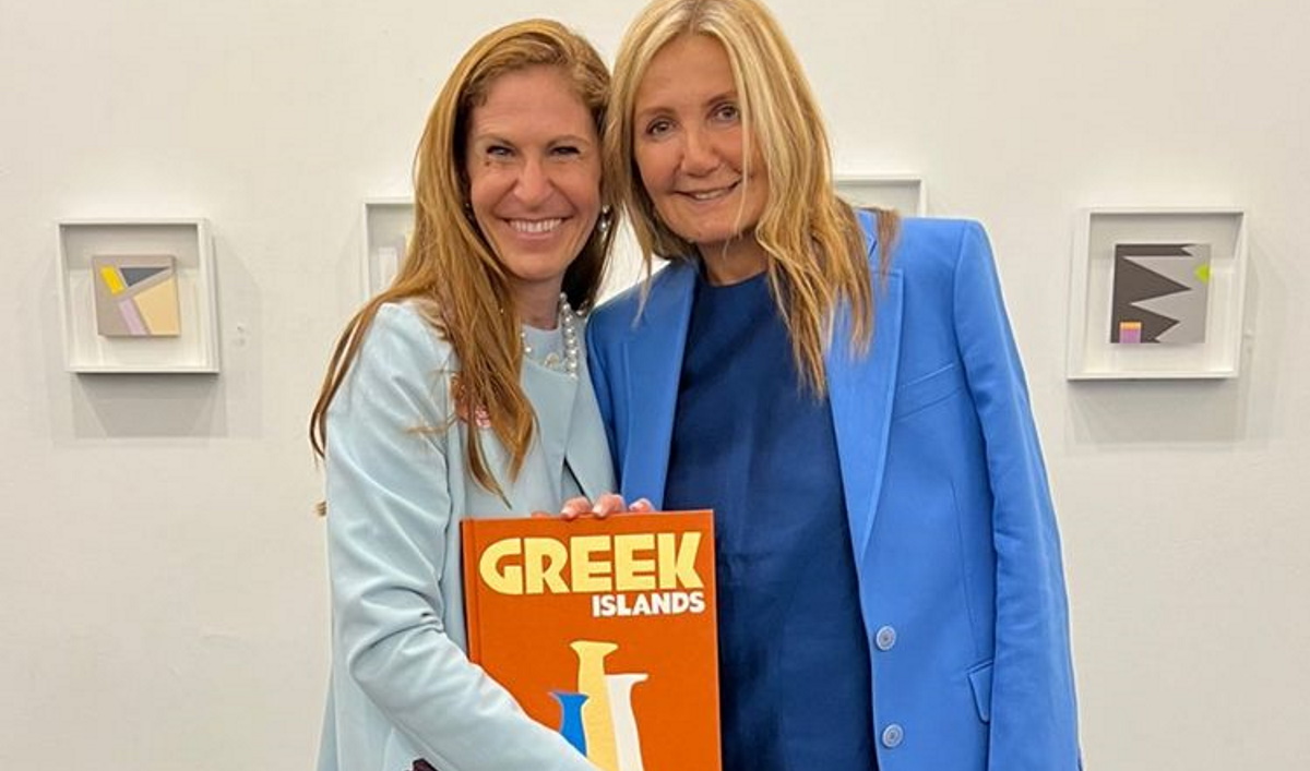 Μαρέβα Μητσοτάκη: Νέα εμφάνιση στις ΗΠΑ με σύνολο στα χρώματα της Ελλάδας