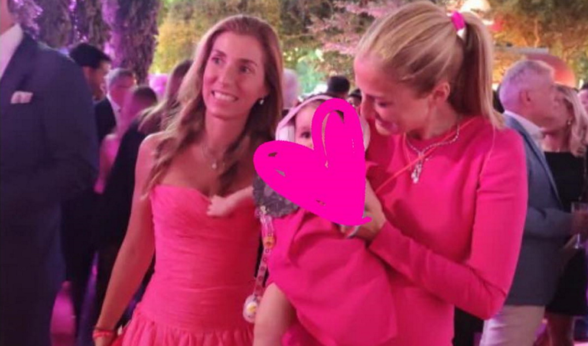 Ελίνα Σμπώκου: Με φωτεινή ροζ δημιουργία Celia Kritharioti στη βάφτιση της κόρης της