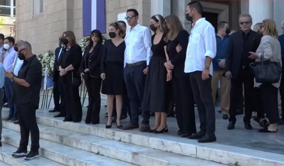 Σε κλίμα συγκίνησης η κηδεία του συζύγου της Δέσποινας Μοιραράκη