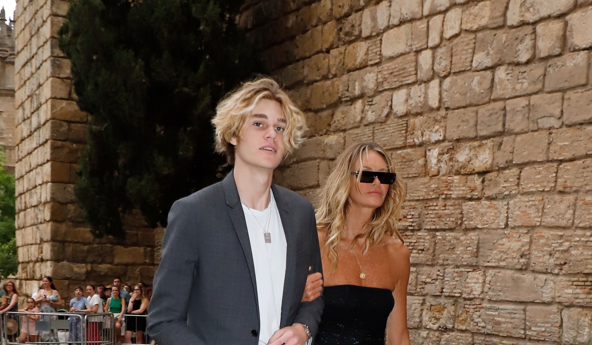Ελ Μακφέρσον: Με τον 18χρονο γιο της στο fashion show του οίκου Dior