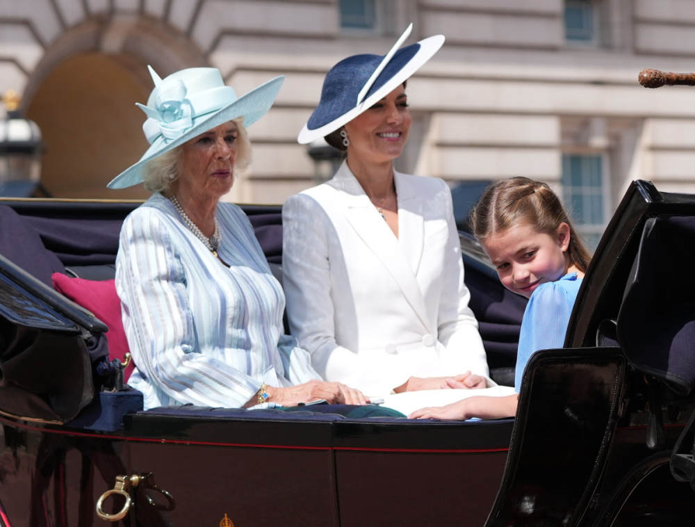 Δούκισσα Κάθριν: Με λευκό σύνολο την πρώτη μέρα του εορτασμού του Ιωβηλαίου – Ποιον οίκο επέλεξε