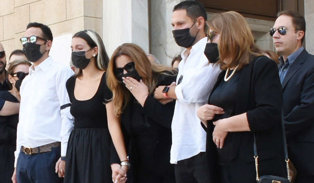 «Λύγισε» η Δέσποινα Μοιραράκη στην κηδεία του συζύγου της, Γιάννη Κοντούλη