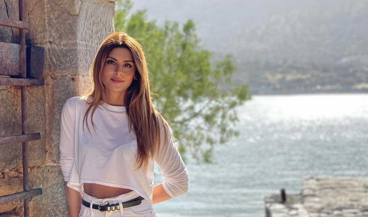Ανθή Σαλαγκούδη: Με λευκό φόρεμα σε βάφτιση στην Κρήτη με νονά τη Δούκισσα Νομικού