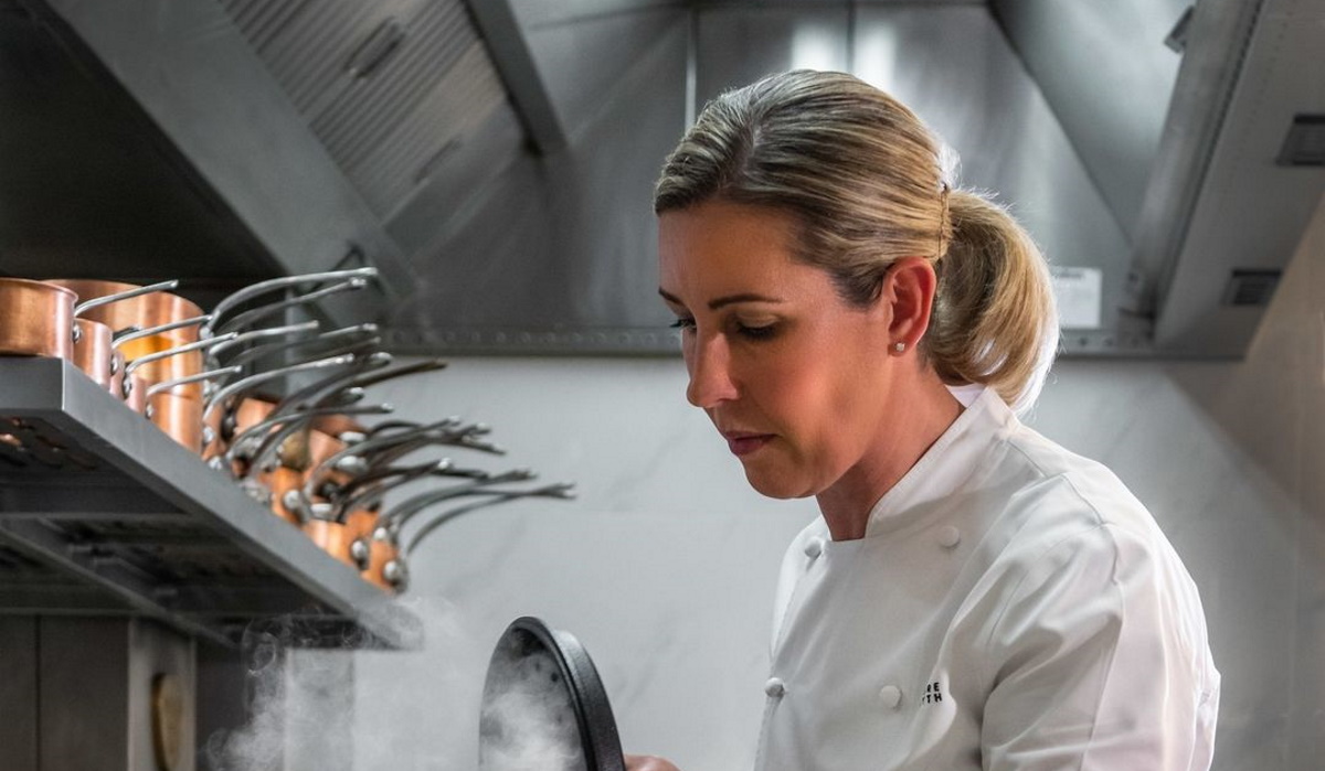 Κλερ Σμιθ: Το εντυπωσιακό βιογραφικό της σεφ με τα 3 αστέρια Michelin που είδαμε στον τελικό του MasterChef
