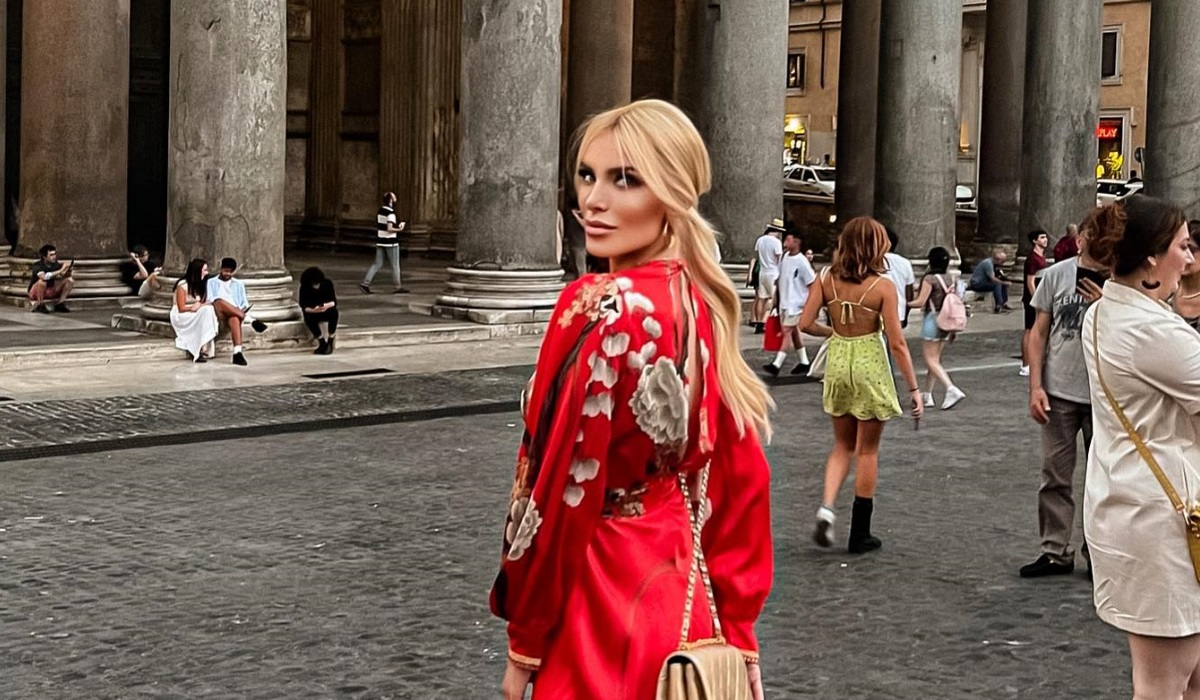 Κατερίνα Καινούργιου: Με κόκκινο φόρεμα Ελληνίδας σχεδιάστριας στη Ρώμη