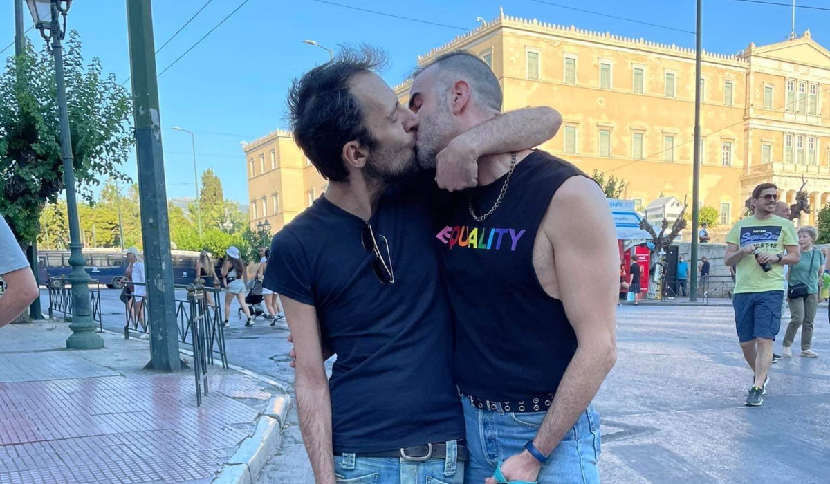 Αύγουστος Κορτώ: Το δημόσιο φιλί στον σύζυγό του – «Δεν προκαλεί, δεν απειλεί, το φιλί είναι φιλί»