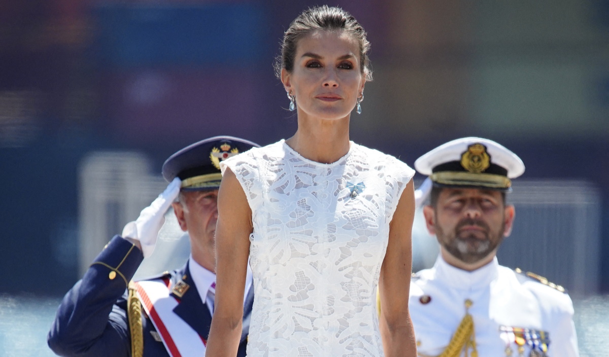 Βασίλισσα Λετίσια: Με νέο hair look σε έξοδό  της – Ποιο brand υπογράφει το δερμάτινο wrap φόρεμά της