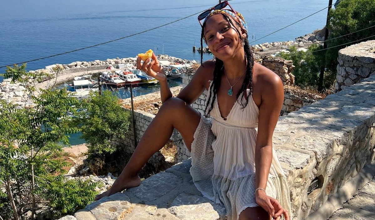 Ρίλεϊ Κίου: Η εγγονή του Έλβις Πρίσλεϊ ποζάρει με κόκκινο μπικίνι στα ελληνικά νησιά