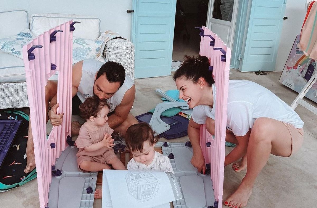 Χριστίνα Μπόμπα – Σάκης Τανιμανίδης: Οι δίδυμες κόρες τους έγιναν 1 έτους