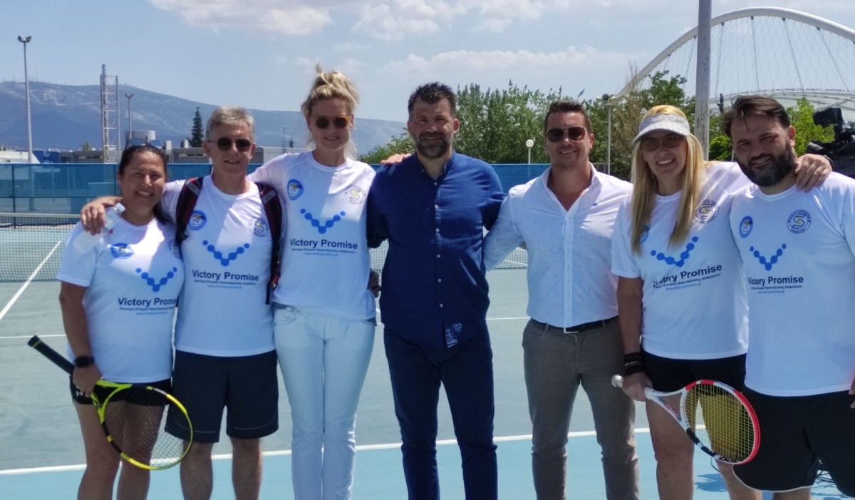 Ο Γιάννης Σαββιδάκης και η Ορθούλα Παπαδάκου παίζουν τένις για το «Χαμόγελο του Παιδιού»