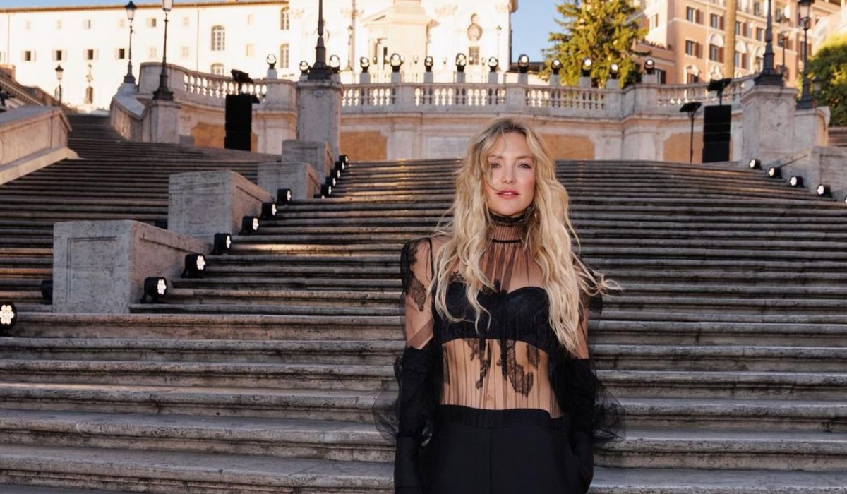 Κέιτ Χάντσον: Με μαύρο σύνολο στην επίδειξη μόδας του Valentino στην Ιταλία