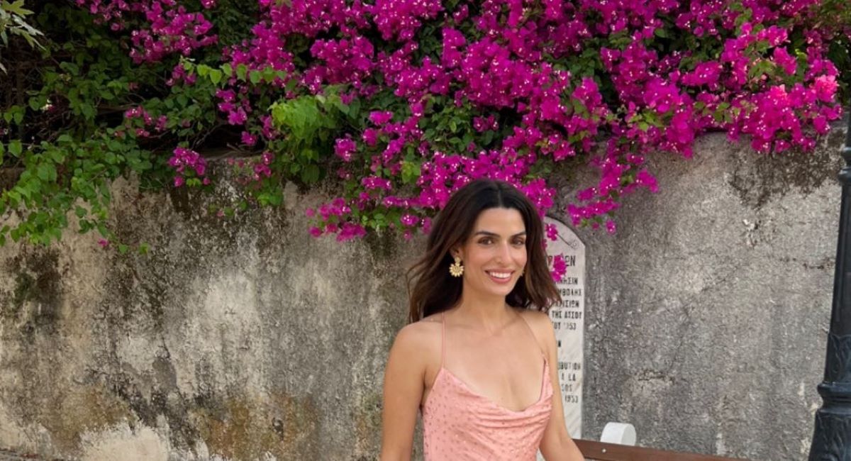 Τόνια Σωτηροπούλου: Σε γάμο στην Κεφαλονιά με ροζ slip dress