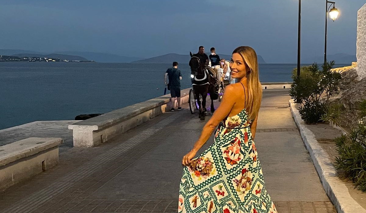 Μαριέττα Χρουσαλά: Η βραδινή βόλτα της στις Σπέτσες – Το φόρεμα που επέλεξε
