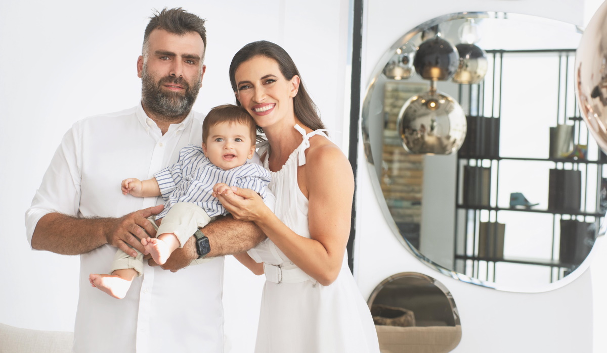 Μάρα Δαρμουσλή: Φωτογραφίζεται για το ΟΚ! μαζί με τον σύζυγό της, Βασίλη Τσατσάκη και τον 6 μηνών γιο τους